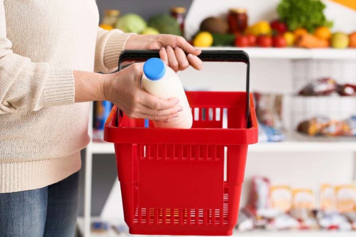 Donna compra il latte al supermercato