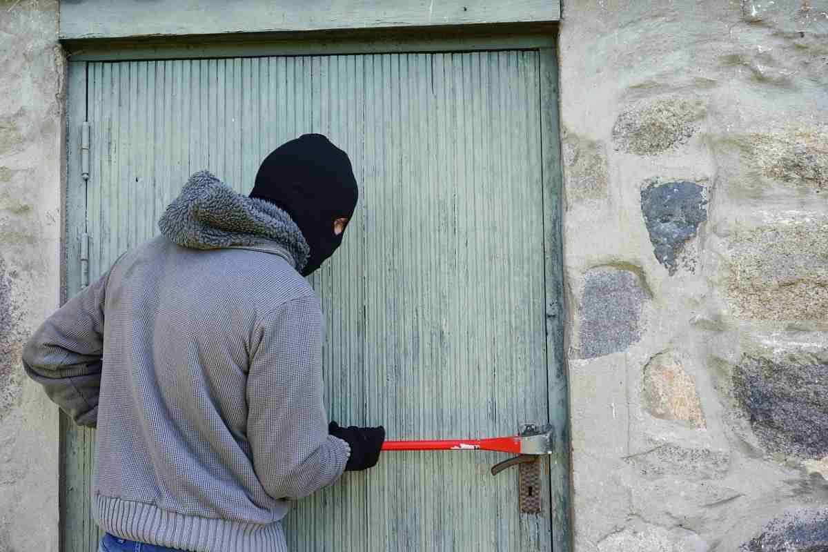 Ladro che tenta di aprire la porta