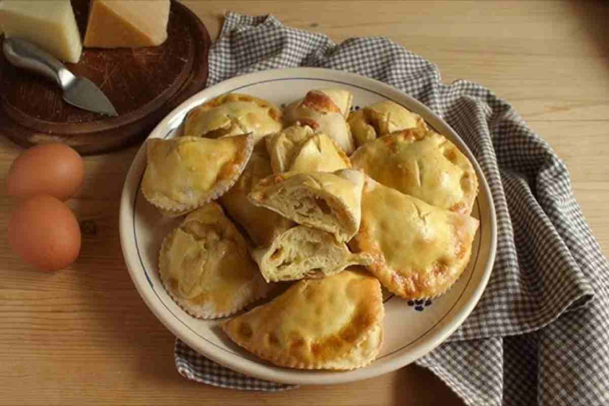 piconi ascolani in un piatto e vicino uova e pecorino, ingredienti fondamentali