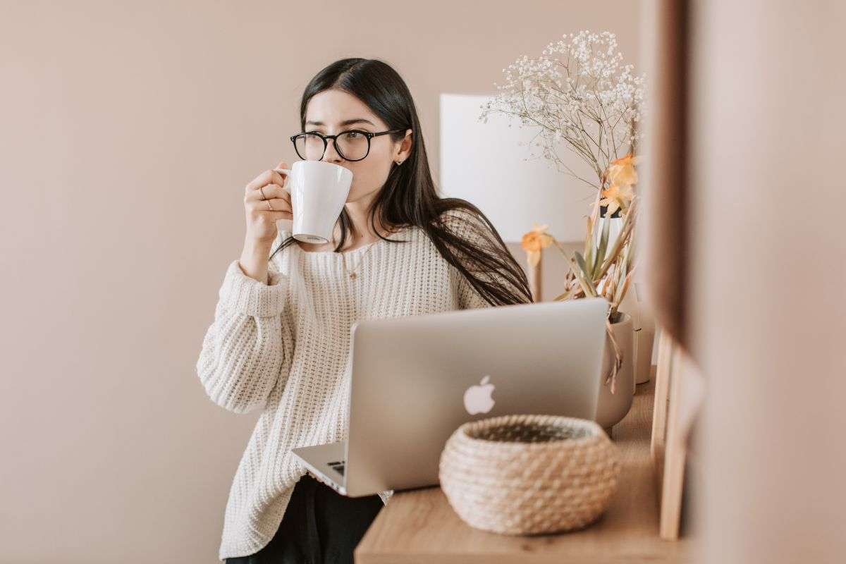 Ragazza beve un caffè in piedi