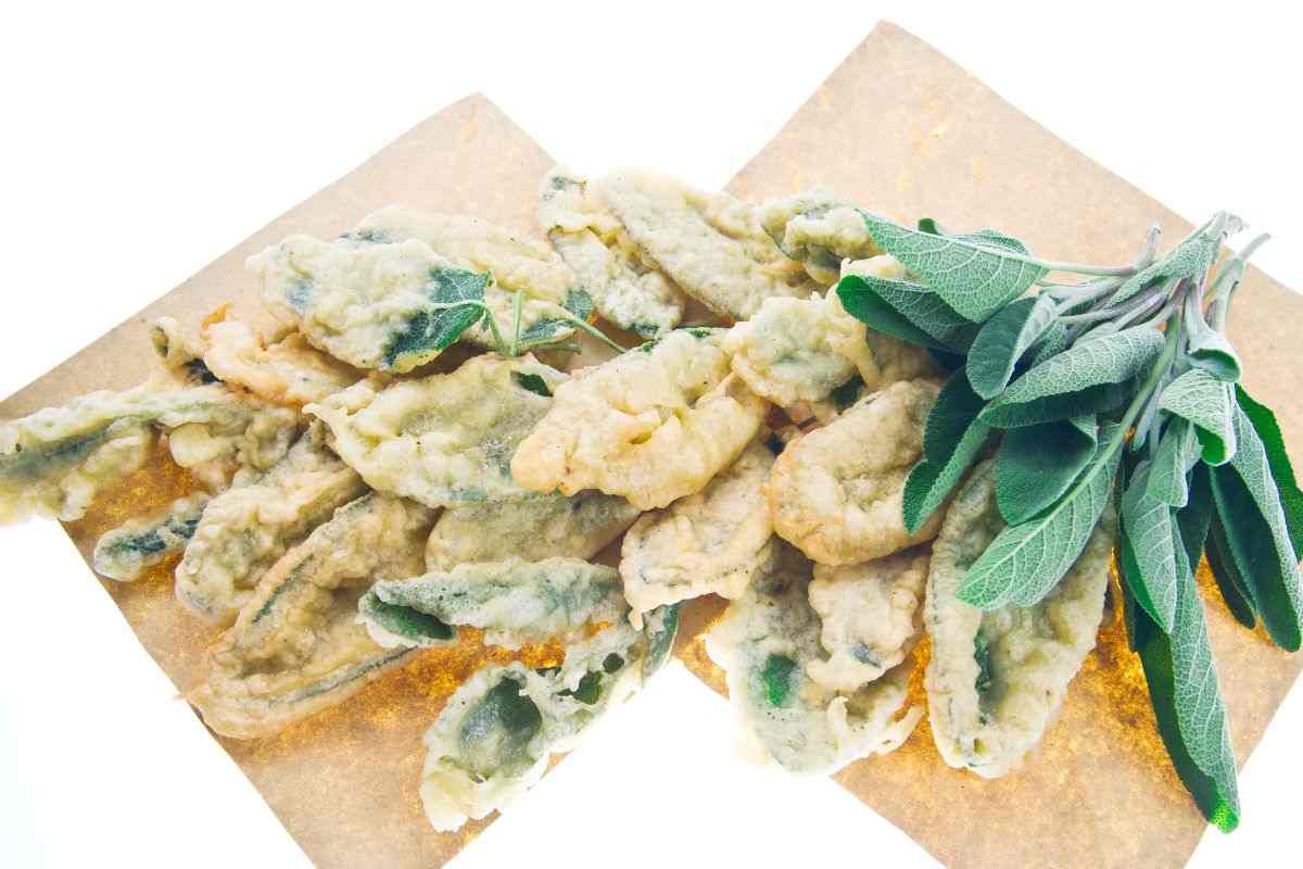 Salvia fritta, arricchisci il tuo fritto misto con questa bontà