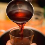 Vino cotto versato in bicchiere