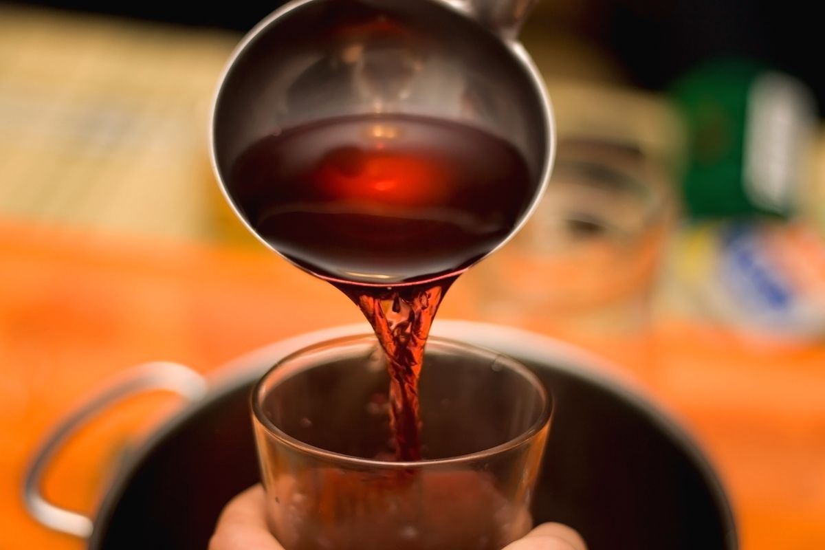 Vino cotto versato in bicchiere