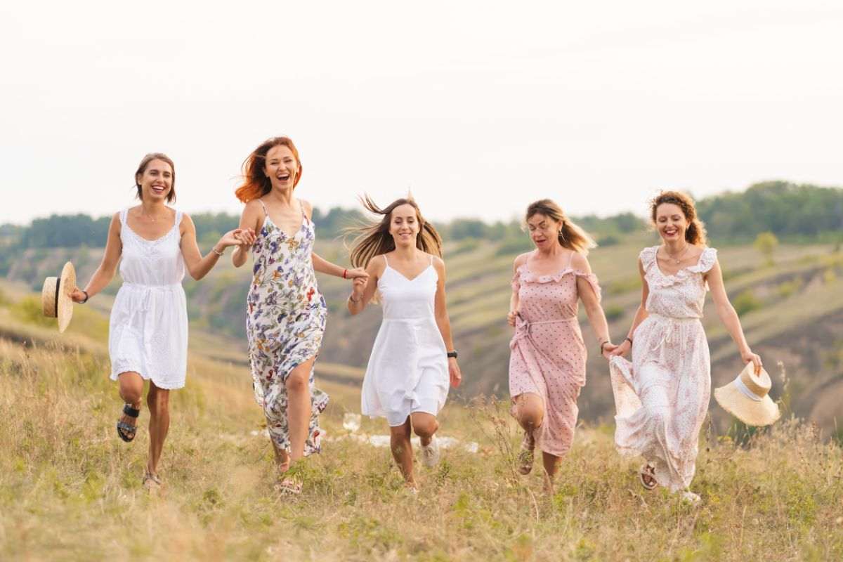 ragazze che corrono felici su una collina