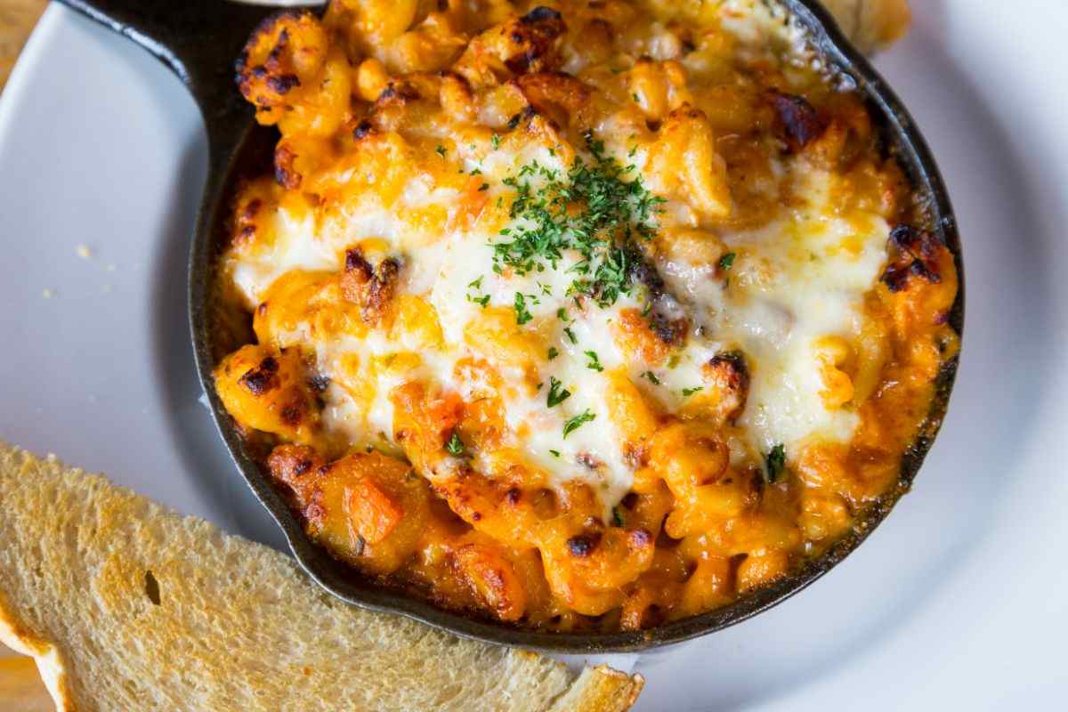 pasta al forno in teglia con fette di pane