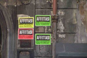 cartelli affittasi in città