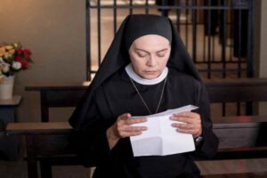 Suor Angela legge una lettera