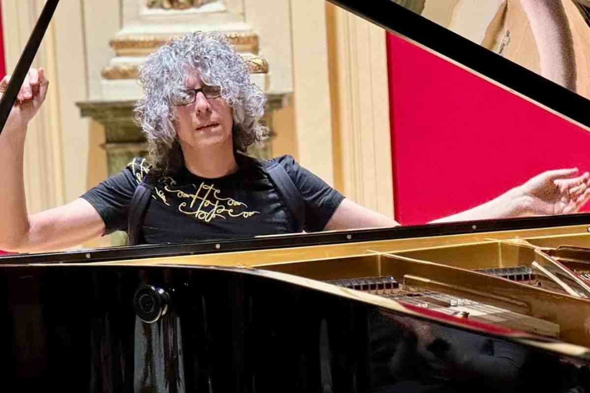 Giovanni Allevi si esibisce al pianoforte