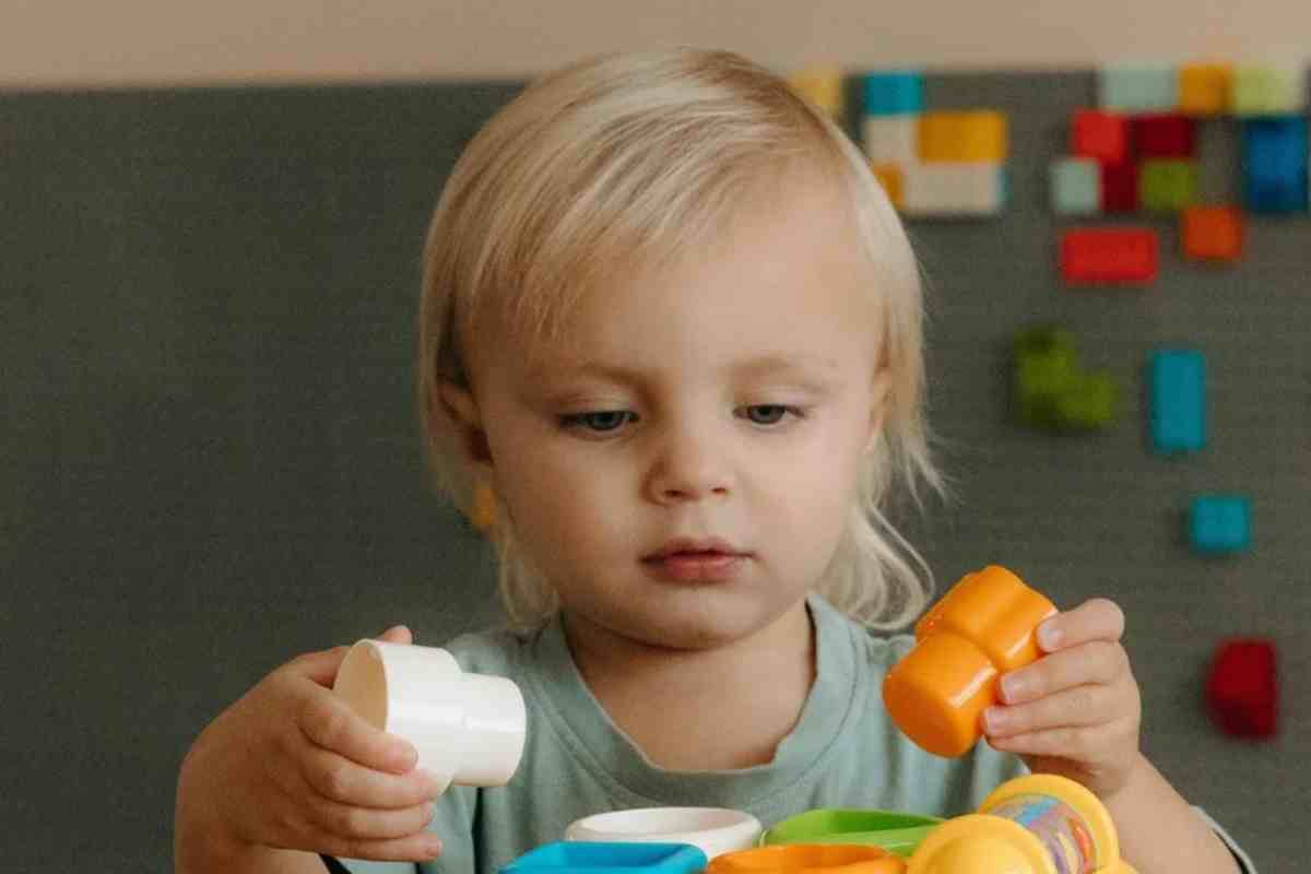 bambino gioca al nido