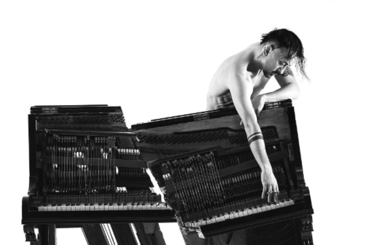 Dardust su un pianoforte spezzato