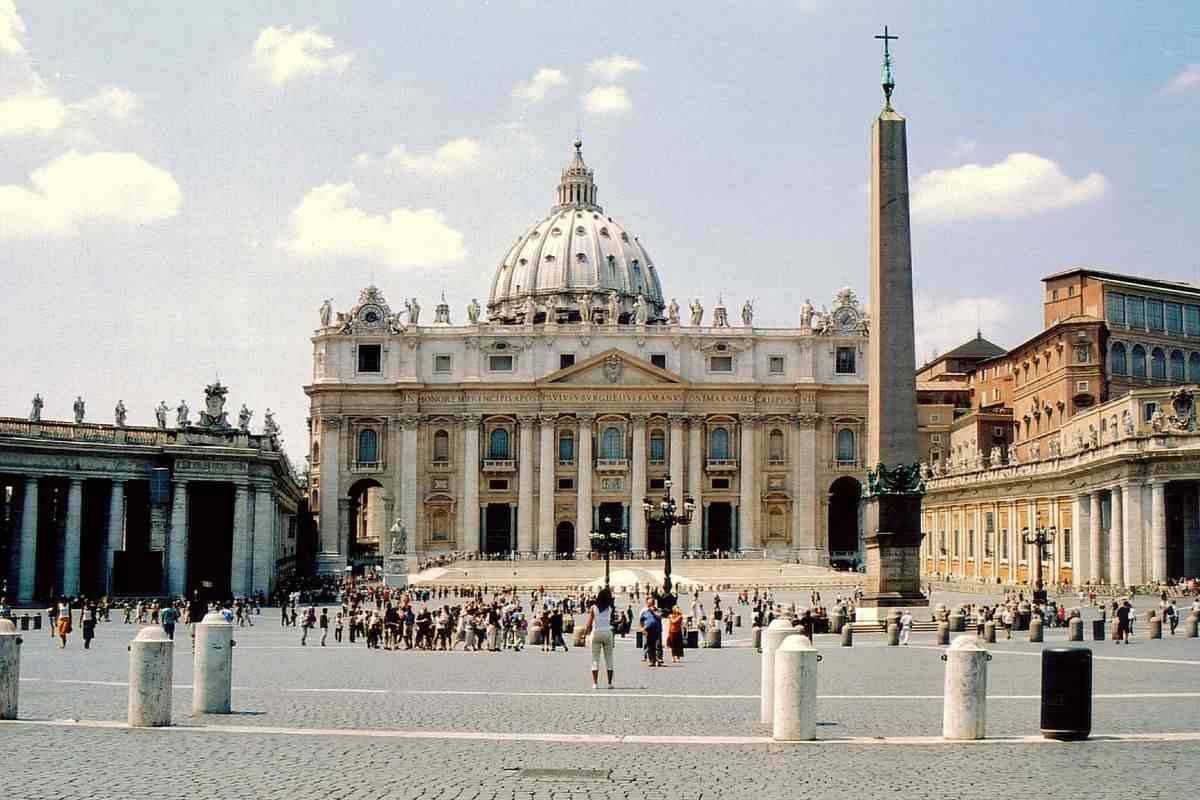 Piazza San Pietro semideserta