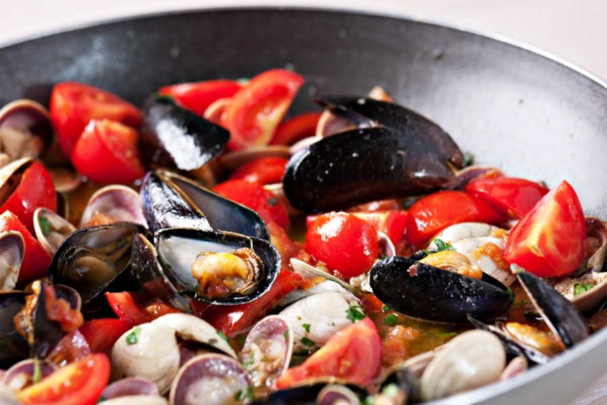 Vongole alla pescatora con pomodori e prezzemolo
