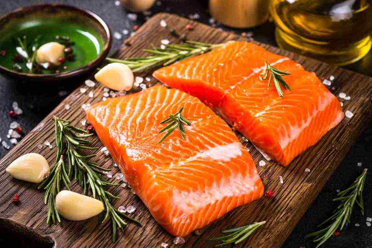 salmone, aglio e prezzemolo